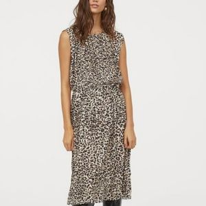 H&M large leopard pleated dress